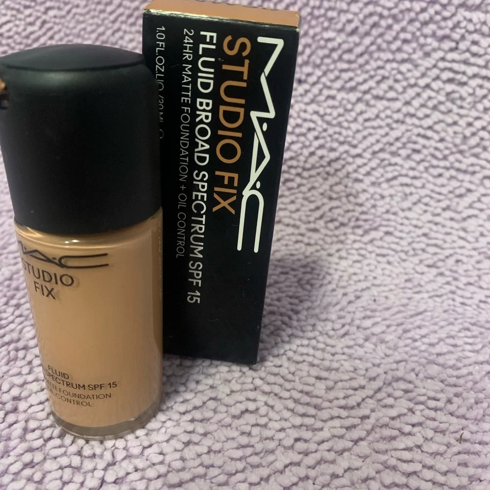 MAC Cosmetics Studio Fix Fluid Foundation SPF 15 - Black and Gold - Picture 2 of 4